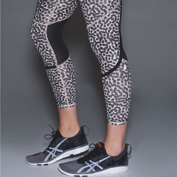 Lululemon pedal to the medal 7/8 tight - Picture 3 of 8